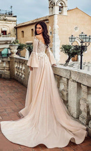 Classy and free-spirited look - Amelie Baku Couture