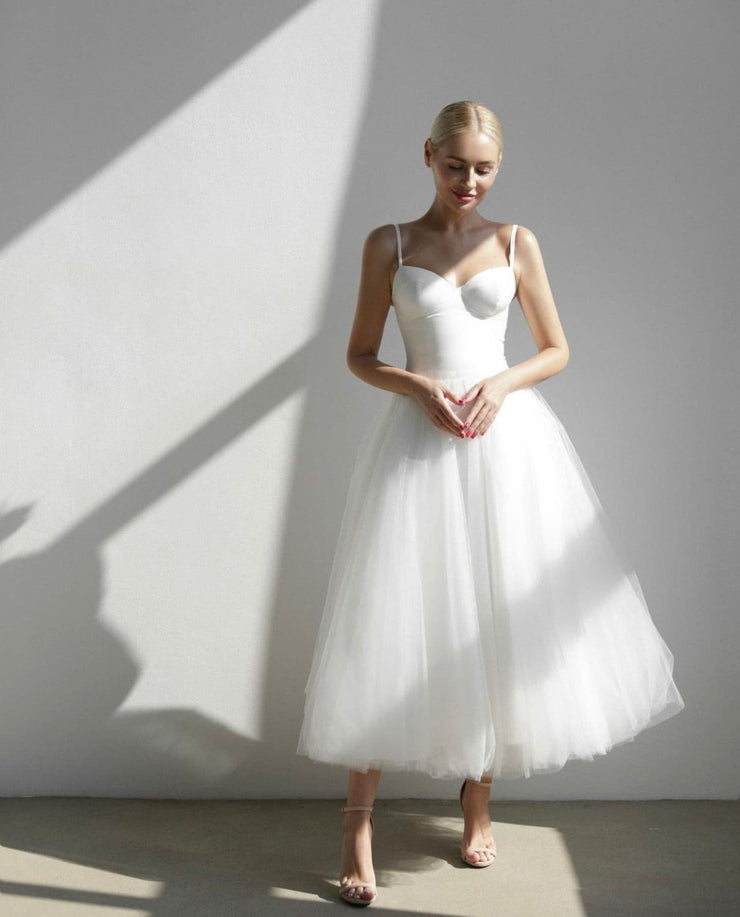 Elegant minimalist bridal