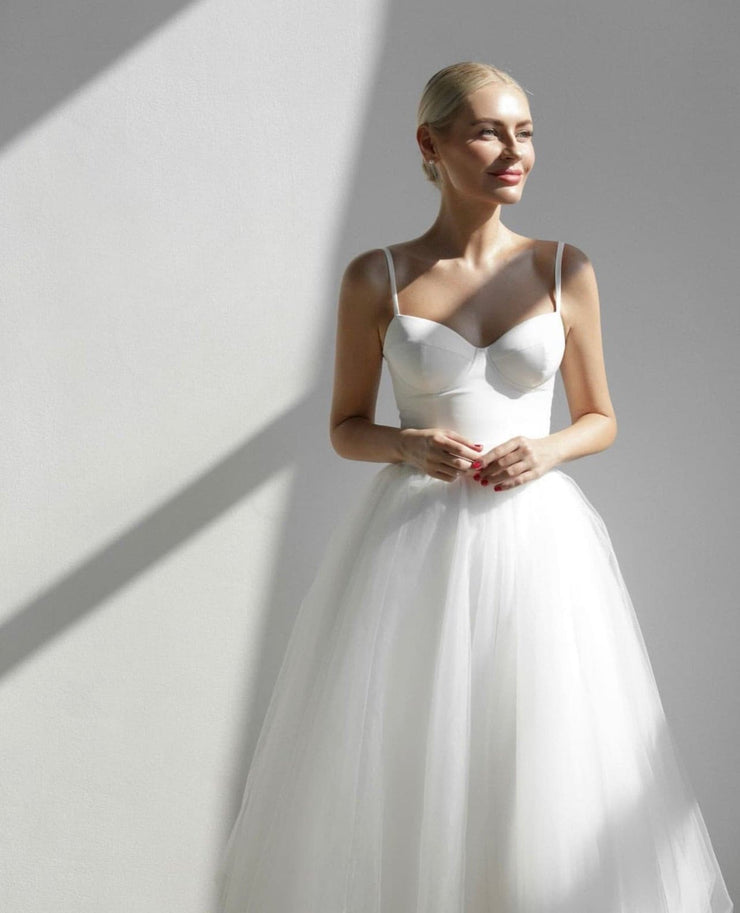 Elegant minimalist bridal